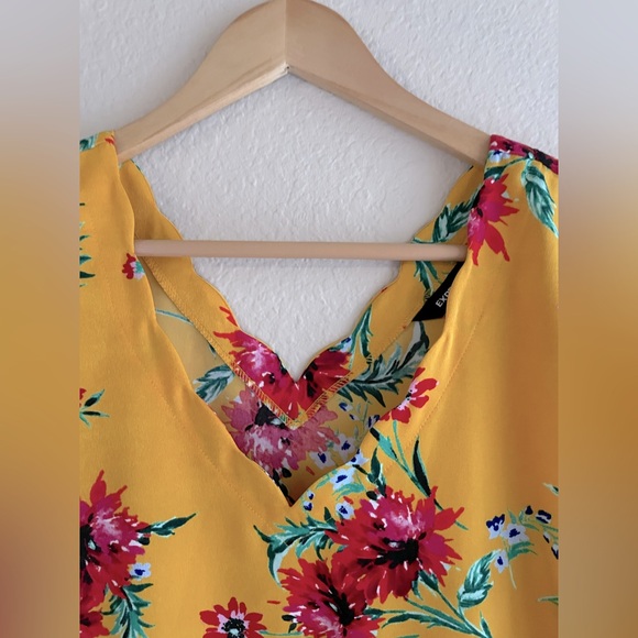 Express Medium Scalloped Yellow Floral Sleeveless V Neck Top - Picture 3 of 5